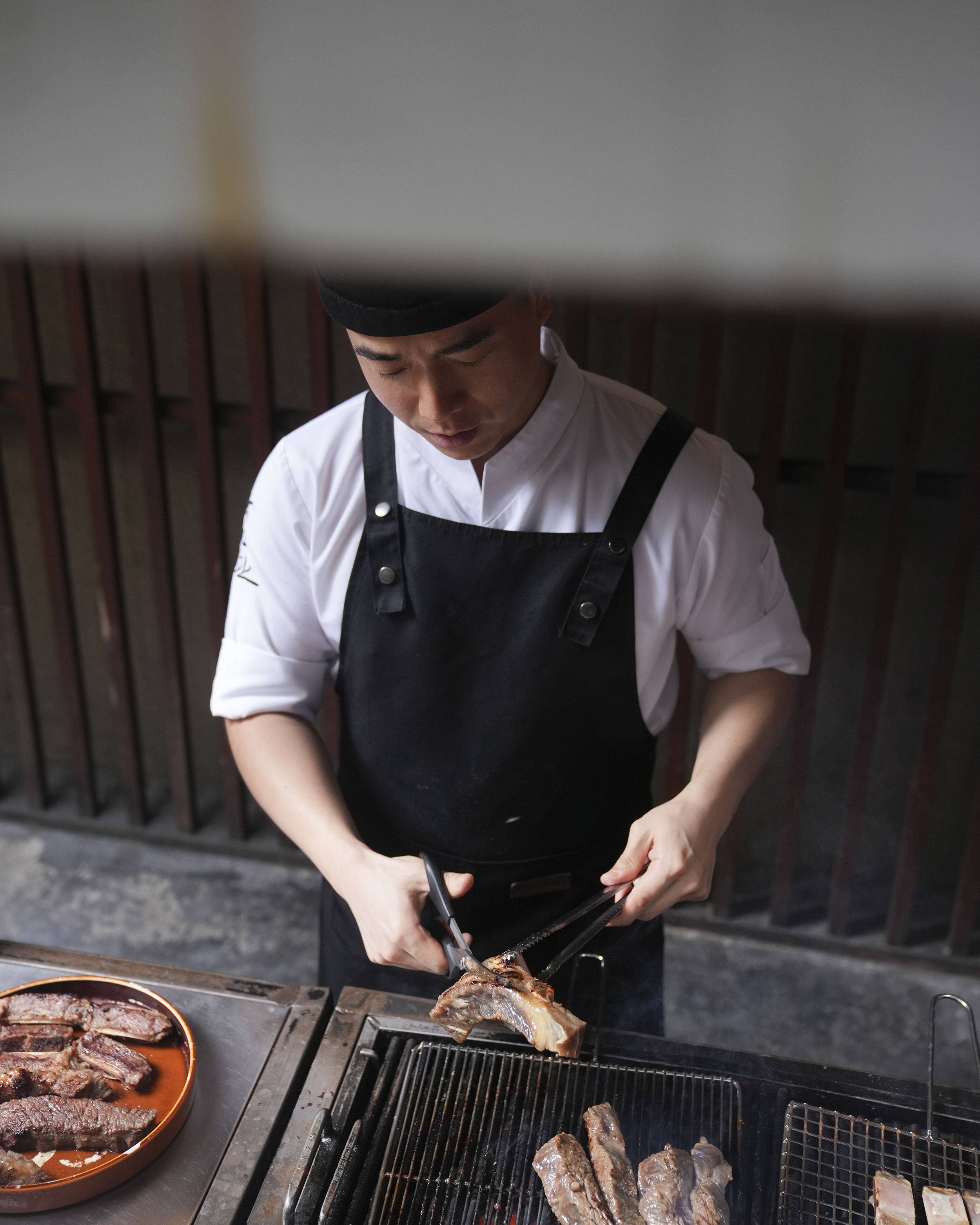 A professionally tended grill at Kukbingwan.